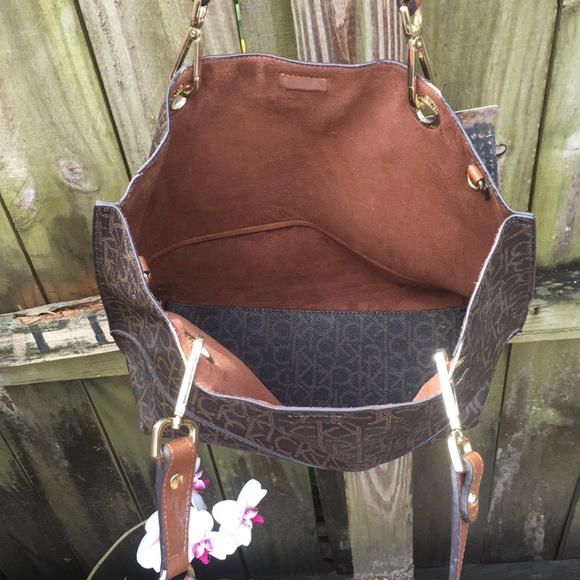 Calvin Klein oversized leather handbag - Picture 3 of 8